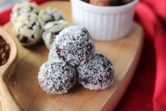 Chocolate truffle với vị béo ngậy của kem tươi, vị đắng nhẹ của cacao, được phủ thêm nhiều loại topping ngoài vỏ sẽ khiến bạn ăn mãi không thôi. Vì là chocolate tươi nên bạn nhớ bảo quản kẹo trong tủ lạnh nhé. Chúc các bạn thành công!