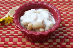 Khi dùng thì múc chè ra chén, thêm nước cốt dừa tùy thích là có thể thưởng thức.
