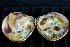 Cho nghêu lên nướng. Khi nào nghêu mở vỏ thì mới cho hỗn hợp gia vị, bơ và hành lá lên trên chờ chín. Khi chín bạn cẩn thận bỏ ra đĩa, cố gắng không làm đổ nước sốt nhé!
