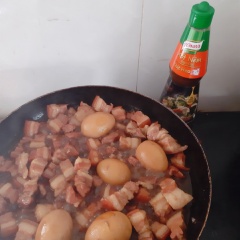 Cho 3 muỗng canh Knorr Xốt nêm vào thịt đảo đều, để 15 phút. Bắc chảo lên bếp, cho vào 2 muỗng canh dầu ăn, thêm 2 muỗng canh đường, mở lửa vừa, đảo từ từ cho đến khi đường chuyển sang màu cánh gián và sôi lên. Sau đó thêm 600ml nước, nêm 1 muỗng canh đường. Đun cho nước kho sôi lên thì cho thịt ba chỉ vào, kho thịt 15 phút. Sau đó cho trứng vào, kho thêm 15 phút nữa cho nước kho cạn sền sệt, thịt và trứng lên màu cánh gián đẹp mắt là được.