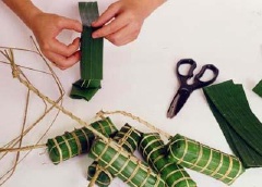 Cách gói bánh tét: Cắt 2 miếng lá chuối nhỏ bịt đầu bánh theo hình chữ thập, cột dây lạt. Trở đầu đòn bánh tét lại, và cũng gấp lá lại như đầu kia. Đặt đòn bánh xuống, lăn bánh cho tròn, vỗ bánh cho chắc, cột dây cách đều nhau, xiết bánh cho chặt.