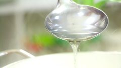 Khi củ năng đã chín cho vào nồi 100gr đường phèn, nếm thử xem độ ngọt đã vừa khẩu vị bạn chưa nhé. Nước củ năng mía lau hạt chia khi nấu xong sẽ có màu trong và có vị ngọt thanh mát tự nhiên.