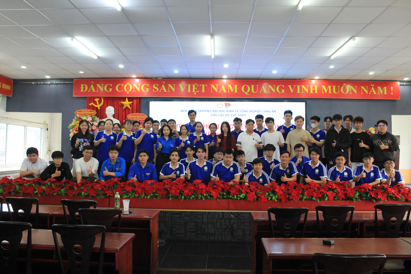 Chụp ảnh  lưu niệm các thành viên CLB