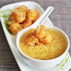 Múc chè ra chén và thưởng thức cùng với bánh quẩy nhé!