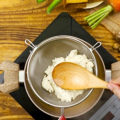 Bắc nồi lên bếp, cho 1,5 lít nước, cà rốt, củ cải trắng, cải thảo vào nồi hầm 30 phút, sau đó vớt rau củ ra. Tiếp đến, cho 1 lít sữa đậu nành và 3 muỗng canh nước cốt me vào nồi, khuấy đều và nấu sôi cho sữa đóng váng như cua thì vớt ra rây cho ráo hết nước, sau đó cho phần riêu này ra đĩa.