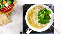 Đun nóng dầu ăn, cho 500gr sườn non vào chảo chiên săn lại. Sau đó cho tiếp 30gr lá chanh vào chiên cùng. Đến khi sườn non và lá chanh vàng giòn thì vớt ra để ráo dầu. Nên cho lá chanh vào chiên sau khi sườn non đã vàng xém, nếu cho vào sớm lá chanh sẽ bị cháy.