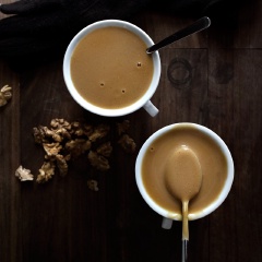 Rót sữa ra ly và thưởng thức. Sữa caramel hạt óc chó với cách chế biến khá lạ nhưng hương vị thơm ngon và cực kì bổ dưỡng với khả năng cung cấp năng lượng để bạn hoạt độn cả ngày đấy. Hãy thử làm ngay và cảm nhận nhé.