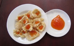 Vớt da heo ra, để nguội và chấm cùng tương ớt nhé. Giòn giòn, beo béo, cộng thêm vị cay của tương ớt ngon tuyệt!
