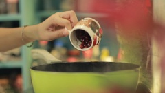 Cho rượu vang đỏ và tất cả các loại quả khô các loại vào, đun trên bếp đến khi phần rượu vang cạn còn một nửa.