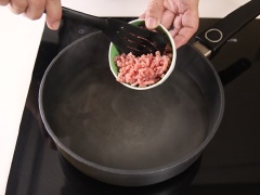 Nước dùng gà cho vào nồi, nấu sôi. Thêm thịt heo bằm vào, nấu cùng.