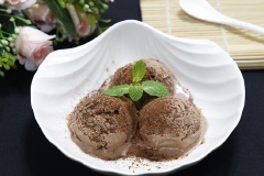 Dùng muỗng múc kem cho ra bát hoặc ly, nếu thích bạn có thể rắc 1 chút bột cacao lên trên cho món kem thêm phần hấp dẫn. Đảm bảo đây sẽ là món ăn vặt được nhiều người thích trong cái nóng mùa hè như đổ lửa này đấy.
