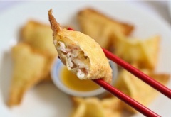 Cho hoành thánh ra đĩa, để nguội và dùng ngay. Bạn có thể chấm cùng nước mắm, tương ớt nếu thích!