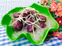 Múc chè ra bát hoặc cốc, rắc thêm dừa non nạo sợi và thưởng thức. Chè khoai lang tím bột báng các bạn có thể giữ nóng và ăn trực tiếp rất ngon hoặc để chè thật nguội rồi cho vào ngăn mát tủ lạnh vài giờ cho chè mát lạnh hoặc dùng chè với đá bào đều rất hợp nhé.