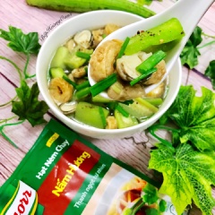 Cho canh ra tô thêm hành lá cắt khúc, tiêu dùng nóng. Từng miếng mướp thấm mềm ngọt lịm, tê đầu lưỡi... ngon ngất ngây.
