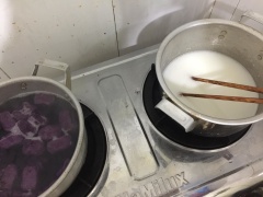 Đổ nước cốt dừa cùng 1 lít nước vào nồi, cho đường vào khuấy đều cho tan đường. Hoà 20g bột năng còn lại với chút nước. Khi nước cốt dừa sôi, từ từ đổ phần bột năng vào vừa đổ vừa khuấy đều để được hỗn hợp nước cốt dừa sánh.
