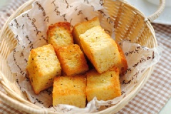 Bánh mì bơ tỏi làm kiểu này ăn giòn rụm cực kì hấp dẫn, có thể ăn không hoặc ăn kèm với salad cực kì ngon!
