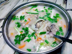 Làm nóng chảo với dầu ăn, cho hành tím vào phi vàng. Tiếp đó cho thịt hàu vào chảo dầu nóng đảo nhanh tay cùng hành tây xắt sợi, nêm nước mắm vào hàu. Khi cháo đã nhừ thì cho hàu vào , khuấy đều và nêm nếm lại gia vị cho vừa ăn. Cuối cùng rắc hành lá, hành tím phi cùng chút tiêu là tắt bếp được rồi đó.