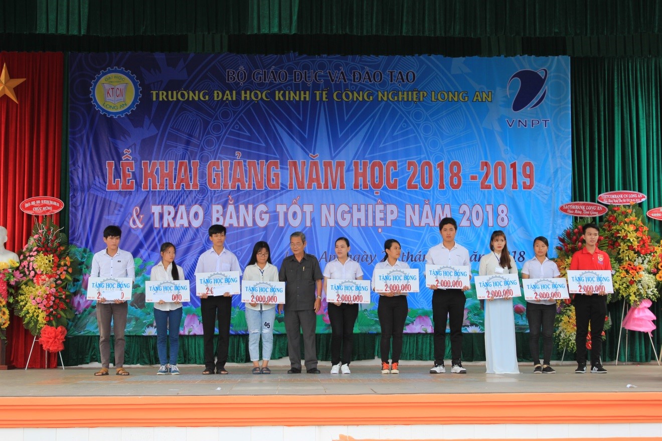 Ông Phạm Thanh Phong – PCT Hội Khuyến học Việt Nam- CT Hội Khuyến học tỉnh Long An trao học bổng cho sinh viên vượt khó.