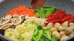 Bắc chảo nóng, cho vào 2 muỗng canh dầu thực vật, thêm hành boa rô băm vào phi thơm sau đó cho xá bấu băm nhuyễn vào xào đều. Tiếp theo cho tất cả các loại rau nấm, nêm nếm với 1.5 muỗng canh hạt nêm Knorr nấm hương, 1 muỗng canh tương ngọt, 2 muỗng canh sốt tương đậu nành và 1 muỗng canh dầu mè rồi xào đều tay cho rau củ thấm đều gia vị.
