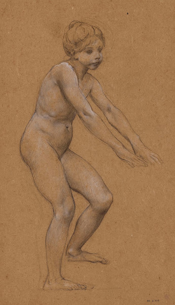 Fillette nue debout de trois quarts à droite les mains en avant