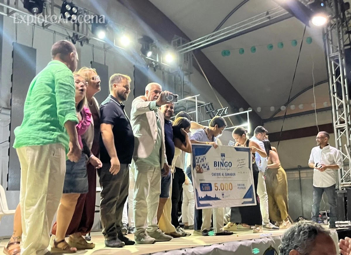 Winners celebrating with the €5,000 bingo prize at the Feria de Aracena.