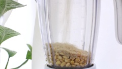 Đậu sau khi ngâm đem rửa sạch để ráo. Cho đậu vào cối xay, thêm 20gr mè trắng và 500ml nước. Xay đến khi đậu mịn nhuyễn. Nếu máy xay nhà bạn có công suất nhỏ, nên chia đậu làm 2-3 lần xay để tránh bị nóng máy xay và đậu được mịn dễ dàng hơn.