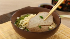Cuối cùng cho mì ramen ra tô, xếp lần lượt thịt heo áp chảo cùng nấm mỡ, đậu Hà Lan nguyên trái lên mì và rưới nước dùng vào tô. Cách nấu mì Ramen thịt heo sẽ mang lại cho bạn một món ăn lạ miệng và đầy bổ dưỡng. Mì Ramen là món ăn Nhật dễ làm nhưng hương vị lại vô cùng hấp dẫn, kích thích vị giác. Nếu thật sự yêu thích ẩm thực xứ sở hoa anh đào, chắc chắn bạn đừng vội bỏ qua cách làm mì Ramen thịt heo theo công thức của Barona này.