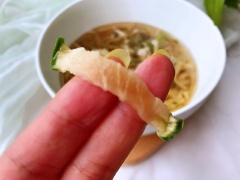 Khi dùng bao nhiêu thì lấy củ cải khô muối ra ngâm trong nước lọc khoảng 1 tiếng đồng hồ cho sợi củ cải nở mềm trước khi chế biến nhé.