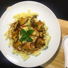 Cho một ít tương cà lên nếu thích vị chua khi ăn pasta. Cho hỗn hợp sốt nấm lên nui và thế là hoàn thành món pasta cực kỳ đơn giản này rồi đó.