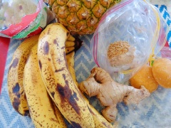 Chuối lột vỏ, bỏ chỉ, đem sấy hay phơi hơi héo (cách này giúp bạn sên kẹo mau và kẹo dẻo hơn) sau đó băm nhỏ. Thơm gọt bỏ vỏ và lõi, băm hơi nhỏ. Gừng băm nhỏ.