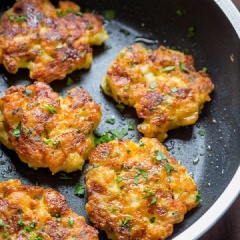 Trong một bát to, cho tôm, hành tây, phô mai mozzarella bào nhỏ, mayonaise, bột mì, trứng, hành lá, muối, hạt tiêu vào trộn đều. Đun nóng dầu ăn, múc từng viên chả tôm vào chiên chín, vàng đều hai mặt. Tắt bếp.