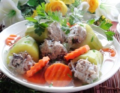 Cho canh ra tô, trang trí hành và rắc tiêu cho thơm. Màu sắc thật bắt mắt nhỉ!