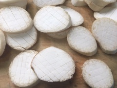 Gọt sạch chân nấm đùi gà, rửa sạch, thấm khô nước. Cắt nấm đùi gà thành những lát tròn, mỏng dày khoảng 0.5cm. Dùng dao khứa lên mặt nấm đùi gà những đường ngang và dọc như bàn cờ nhé. Bóc sạch vỏ tỏi, băm nhỏ. Nhặt sạch hành lá và ngò rí, cắt nhỏ.