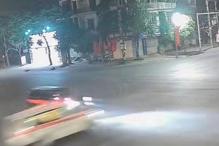 Xe cứu thương chở nhiều người bị lật sau khi tông xe bán tải ở ngã tư - Báo Người Lao Động