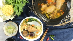 Lẩu gà ớt hiểm là một món ngon dành cho gia đình vào dịp cuối tuần. Cách nấu gà ớt hiểm này sẽ hấp dẫn hơn khi dùng kèm với mì trứng cùng các loại rau như tần ô, cải thảo, xà lách xoong...Vị cay nồng của ớt, vị ngọt của gà, hòa quyện cùng nước lẩu đậm đà với các loại rau củ và nấm sẽ tạo nên hương vị đặc trưng khó tả. Còn gì bằng ngày mưa lành lạnh thưởng thức một chén lẩu gà ớt hiểm nóng hổi bên gia đình.