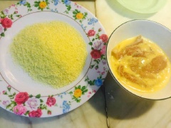 Đánh trứng với bột bắp cho ra 2 chén riêng biệt và nhúng thịt. Lắn kỹ vào bột chiên xù, lăn qua lăn lại.