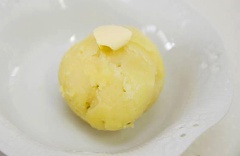 Khoai tây luộc chín, bỏ vỏ. Phần ruột cho vào chén, cho thêm 5g bơ, 1/2 muỗng cà phê muối, 1/2 muỗng cà phê tiêu, 1 muỗng cà phê giấm và dùng muỗng dầm nát khoai tây.