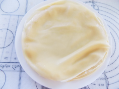 Dùng chảo chống dính có đáy bằng phẳng và rộng. Đặt chảo không dính lên bếp, vặn lửa nhỏ nhé, dùng giấy thấm chút dầu lau sơ mặt chảo. Khi chảo hơi nóng thì múc bột đổ vào tráng mỏng. Chờ mặt bánh khô tức là đã chín, nhẹ nhàng lấy bánh ra. Cứ thế bạn tiếp tục lau dầu và đổ bánh.