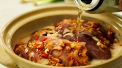 Sau khi mực thấm gia vị, gắp đá nóng gắp bỏ vào nồi. Đổ mực đã ướp vào ngay sau khi gắp đá bỏ vào nồi để giữ được nhiệt độ cao nhất. Đổ 1 lon bia vào để nước đậm vị cho mực hơn. Đậy nắp lại và đợi, sau 10 phút mở nắp rồi gắp mực nóng hổi ra dĩa.