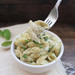 Sắp nui ra đĩa, đổ sốt lên trên, dùng nóng. Vậy là món Pasta sốt kem Pesto xanh mát, thơm ngon đã hoàn thành. Với màu xanh bắt mắt và an toàn từ rau húng quế, món ăn rất bổ dưỡng vì cung cấp chất sắt và xơ trong rau, rất tốt cho sức khoẻ.