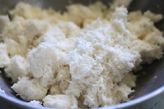 Khoai mì gọt vỏ, rửa sạch, ngâm với nước qua đêm cho ra hết chất độc. Sau đó, vớt khoai mì ra, xả lại với nước, bào nhỏ.