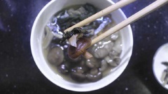 Canh cải khô cật heo nấu cùng nấm đông cô ngọt nước, dai dai sựt sựt rất là tuyệt nha. Nhanh tay thử làm ngay cho cả nhà cùng thưởng thức món canh bổ dưỡng này nhé.