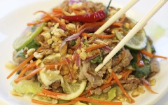 Bày món bò tái chanh "thần thánh" ra đĩa thôi nào. Thêm ít lát chanh tươi để trang trí và ăn kèm với bánh phồng chiên giòn là đúng bài đúng vị luôn đó. Các bạn hãy để dành cho ngày lành lạnh rồi làm cho anh chồng bất ngờ vì tài vào bếp của bạn nha, chúc các bạn ghi được nhiều điểm.