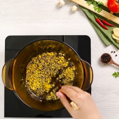 Bắc nồi lên bếp, đun chảy 20 gram bơ và phi thơm 1 muỗng canh tỏi băm. Khi thấy tỏi vàng cho nạm bò vào xào săn, sau đó cho nước vào ngập mặt thịt, nấu sôi. Đến khi nước sôi, cho tiếp sốt cà chua vào đảo đều và hầm khoảng 60 phút.