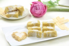 Cắt bánh khoai lang trộn dừa hấp thành những miếng nhỏ vừa ăn. Khi ăn nhớ rưới nhiều nước cốt dừa béo lên nhé! Nếu thích có thể rắc thêm ít đậu phộng rang giã nhỏ vào ăn cùng. Trong khoai lang chứa nhiều chất xơ, carotene, các vitamin và chất chống oxy hóa, ... nên ăn bánh không chỉ ngon miệng mà còn rất tốt cho sức khỏe nữa đấy!
