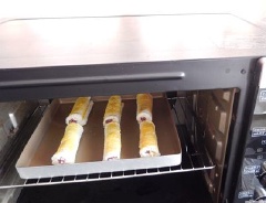 Đặt bánh mì vào khay nướng, phết lớp lòng đỏ trứng lên trên. Cho bánh vào lò nướng ở nhiệt độ 175 độ C, nướng khoảng 10 phút cho bánh chín, có màu sắc bắt mắt thì tắt lò.