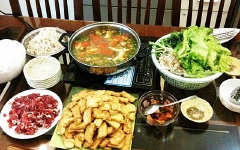 Cho nước cua ra nồi lẩu, cho thêm hành phi, gạch cua và hành lá ngò rí cắt nhỏ vào, đậu rán vàng, nhúng rau, thịt bò để thưởng thức. Món Lẩu riêu cua bắp bò có thể ăn cùng với bún tươi, mì gói hoặc với cơm trắng đều ngon hết nhé. Nồi nước lẩu đậm đà thơm riêu cua đặc trứng, rất thích hợp cho những bữa tiệc liên hoan cùng gia đình và bạn bè.