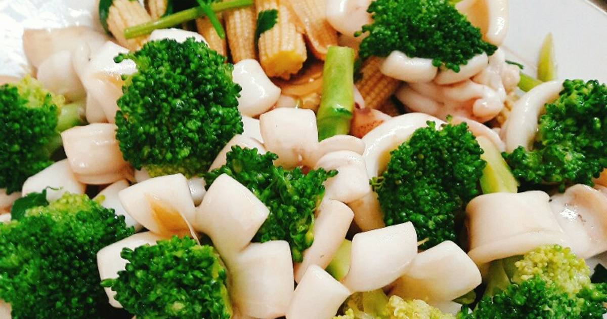 Mực xắt hoa cúc xào rau củ