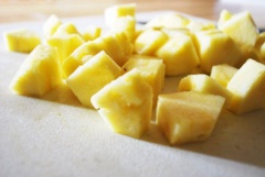 Thơm, dâu tây, kiwi rửa sạch, cắt hạt lựu.