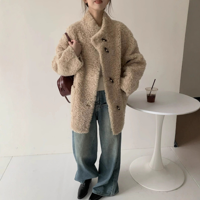 Wool coat with a stand-up collar and toggle buttons